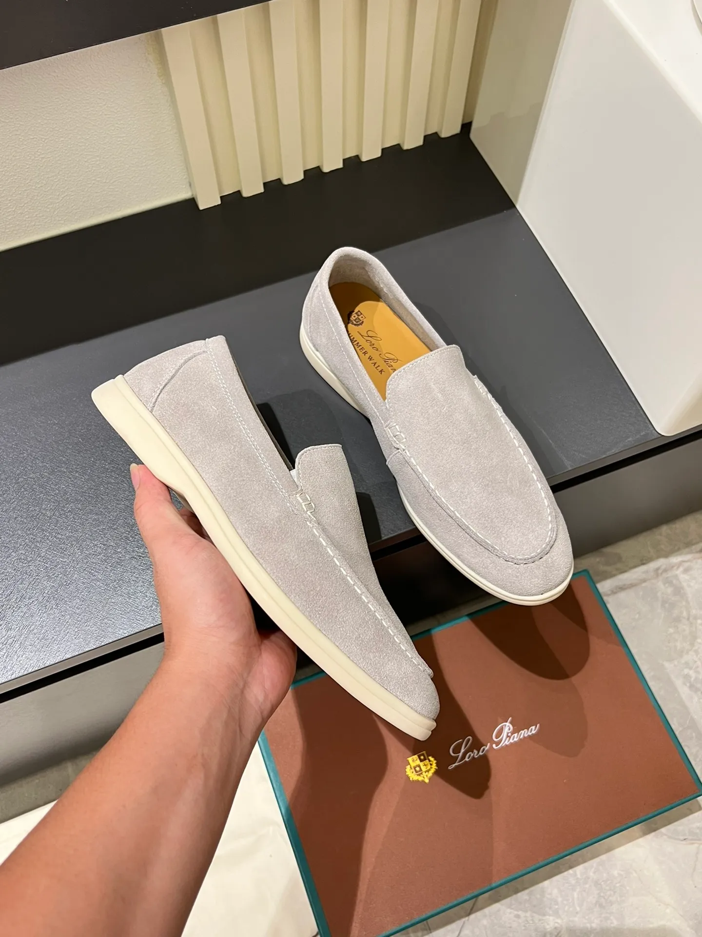 Men's shoes 💰p360 "Loro men's shoes 💰pian'*" Classic L men's shoes for couples 💰p Top version British flat loafers, a must-have item in old money style, the minimalist design is eye-catching and durable, a plus point for dressing The soft foot feel and texture are outstanding. They don’t scratch your feet and are very nice. They are matched with soft and waxy soles. They can be worn daily for a long time without getting tired. They are easy to wear, versatile and classic items, with perfect foot feel and texture! Imported cashmere fabric, the lining is made of imported A-grade water-dyed cow lining, the top version of the genuine leather midsole is sewn with pure handmade mark thread! Size: Female 35-40 (34. Customized) Male 38-44 (45.46. Customized)